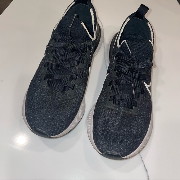 NIKE flyknit women’s shoe - Picture 4 of 8